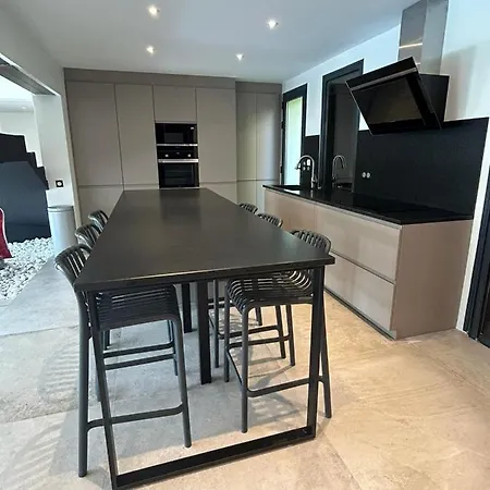 Bel Air - 240m2 - Freshly Completely Renovated - - Pool - No Party Allowed - No Bachelor-ette וילה